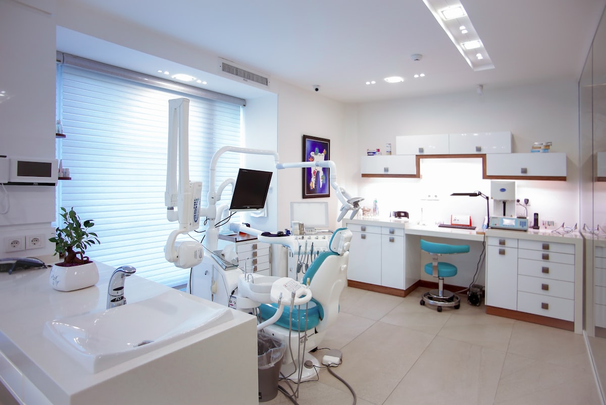 Consultório odontológico moderno da Clínica Dental Dr. Felipe