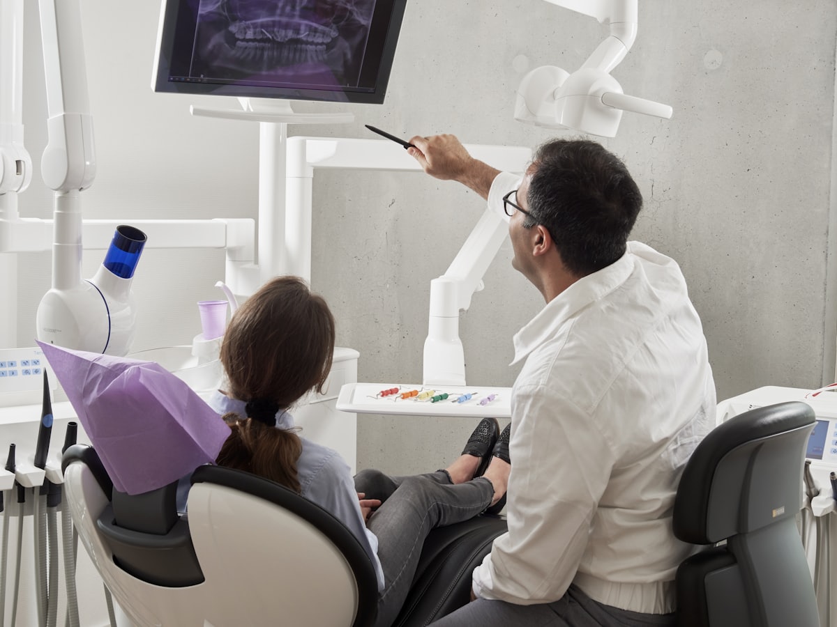 Dr. Felipe explicando uma radiografia para uma paciente